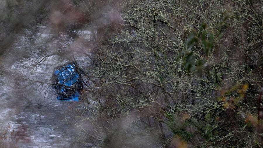 Bangkai bus terletak di sungai Lerez setelah jatuh saat melintasi jembatan, menewaskan empat orang, di Cerdedo-Cotobade, Spanyol barat laut, pada 25 Desember 2022. - Kecelakaan itu terjadi pada 24 Desember malam di dekat Vigo dan perbatasan dengan Portugal. Surat kabar regional La Voz de Galicia mengatakan bus itu membawa orang-orang yang mengunjungi orang yang mereka cintai yang dipenjara di Monterroso di Galicia tengah. Operasi penyelamatan harus dihentikan semalam karena cuaca buruk tetapi dilanjutkan di pagi hari. (BRAIS LORENZO/AFP via Getty Images)