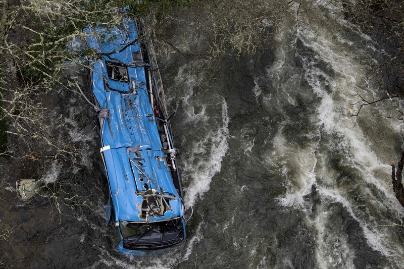 Bangkai bus terletak di sungai Lerez setelah jatuh saat melintasi jembatan, menewaskan empat orang, di Cerdedo-Cotobade, Spanyol barat laut, pada 25 Desember 2022. - Kecelakaan itu terjadi pada 24 Desember malam di dekat Vigo dan perbatasan dengan Portugal. Surat kabar regional La Voz de Galicia mengatakan bus itu membawa orang-orang yang mengunjungi orang yang mereka cintai yang dipenjara di Monterroso di Galicia tengah. Operasi penyelamatan harus dihentikan semalam karena cuaca buruk tetapi dilanjutkan di pagi hari. (BRAIS LORENZO/AFP via Getty Images)