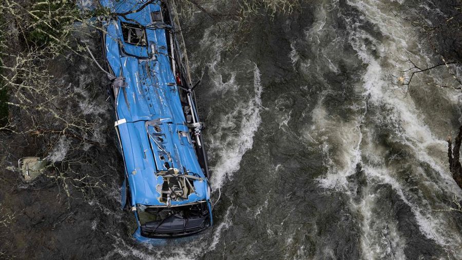 Bangkai bus terletak di sungai Lerez setelah jatuh saat melintasi jembatan, menewaskan empat orang, di Cerdedo-Cotobade, Spanyol barat laut, pada 25 Desember 2022. - Kecelakaan itu terjadi pada 24 Desember malam di dekat Vigo dan perbatasan dengan Portugal. Surat kabar regional La Voz de Galicia mengatakan bus itu membawa orang-orang yang mengunjungi orang yang mereka cintai yang dipenjara di Monterroso di Galicia tengah. Operasi penyelamatan harus dihentikan semalam karena cuaca buruk tetapi dilanjutkan di pagi hari. (BRAIS LORENZO/AFP via Getty Images)