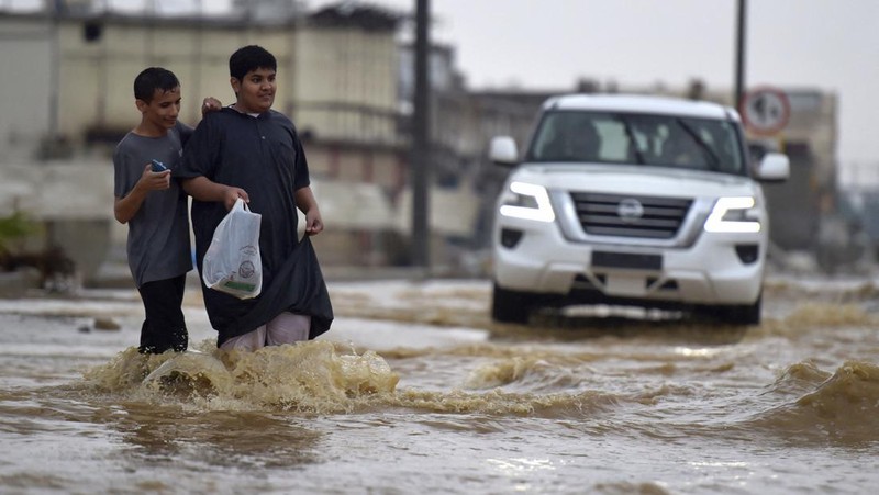 Banjir melanda kota Mekah, Arab Saudi pada Jumat (23/22) pagi. (Anadolu Agency via Getty Images)