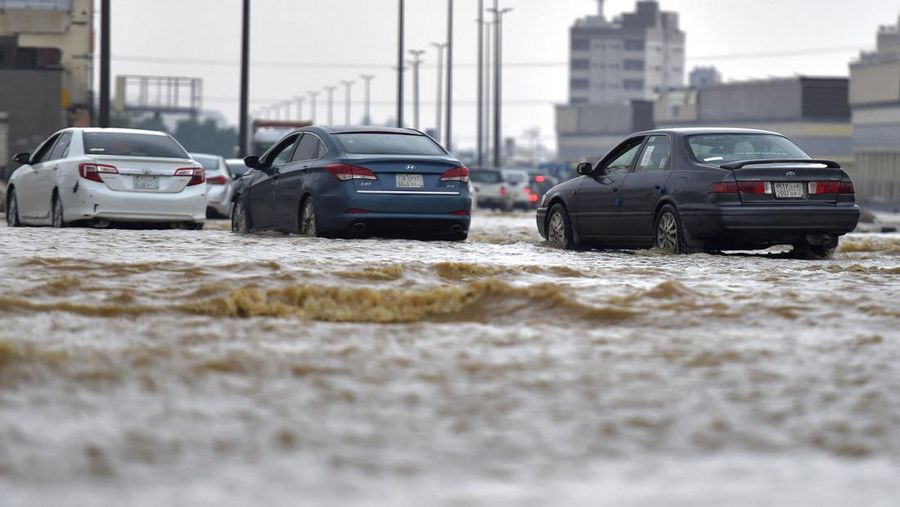 Banjir melanda kota Mekah, Arab Saudi pada Jumat (23/22) pagi. (Anadolu Agency via Getty Images)