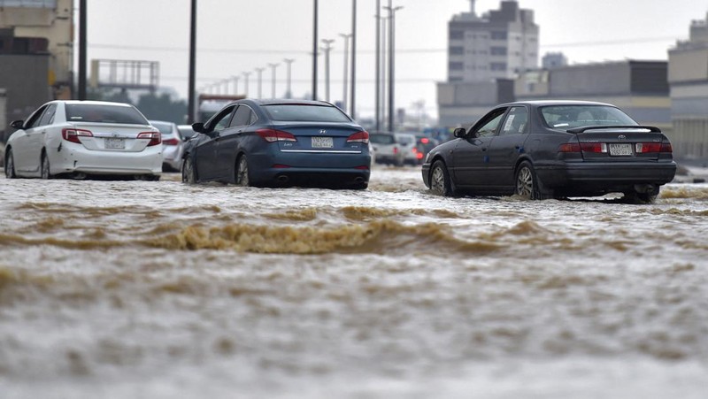 Banjir melanda kota Mekah, Arab Saudi pada Jumat (23/22) pagi. (Anadolu Agency via Getty Images)