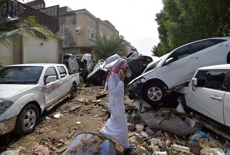 Banjir melanda kota Mekah, Arab Saudi pada Jumat (23/22) pagi. (Anadolu Agency via Getty Images) Banjir melanda kota Mekah, Arab Saudi pada Jumat (23/22) pagi. (Anadolu Agency via Getty Images)