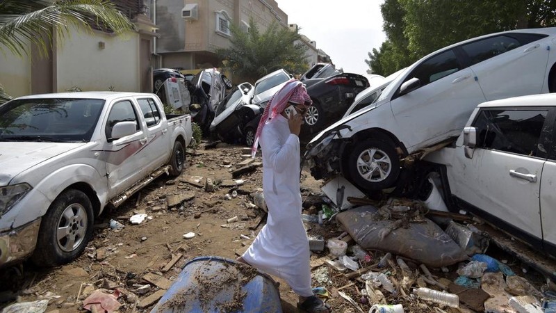 Banjir melanda kota Mekah, Arab Saudi pada Jumat (23/22) pagi. (Anadolu Agency via Getty Images)