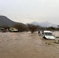 Viral Banjir Bandang Mekah, Mobil Terseret-Numpuk bak Gunung