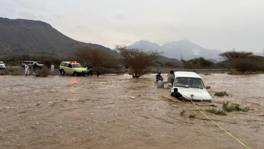 Banjir melanda kota Mekah, Arab Saudi pada Jumat (23/22) pagi. (Anadolu Agency via Getty Images)