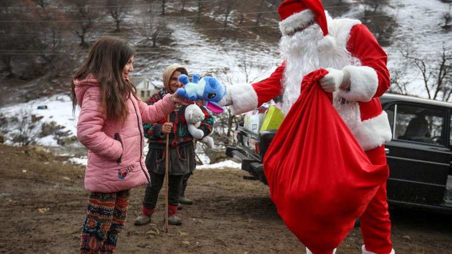 Seorang pria berpakaian Sinterklas mengunjungi desa yang ada di Dashkasan, Azerbaijan. Ia memberikan sejumlah hadiah kepada anak-anak yang ada di desa tersebut.