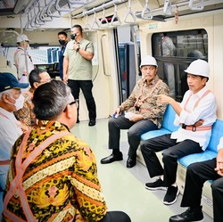 Jokowi Bareng Luhut Cs 'Blusukan' Cek Stasiun LRT TMII Jaktim