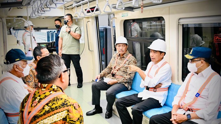 Jokowi meninjau kereta Light Rail Transit (LRT). (Dok:Biro Setpres RI)