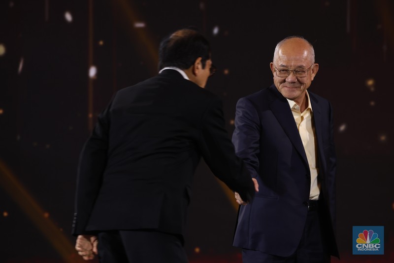 Low Tuck Kwong dalam acara CNBC Indonesia Award 2022. (CNBC Indonesia/Tri Susilo)