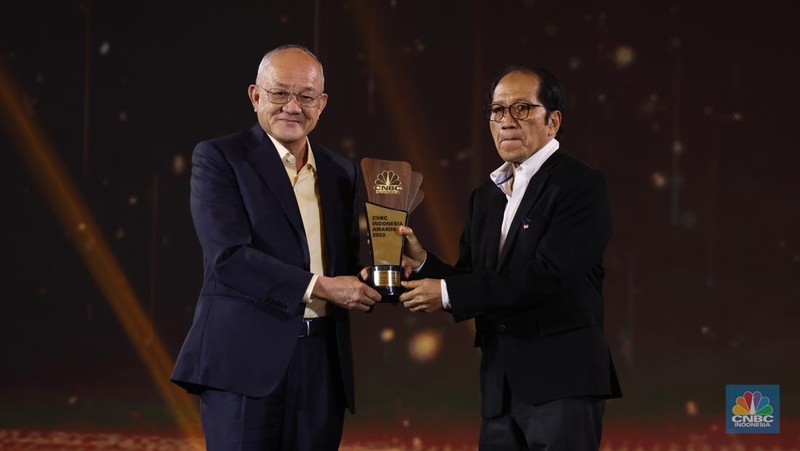 Low Tuck Kwong dalam acara CNBC Indonesia Award 2022. (CNBC Indonesia/Tri Susilo)