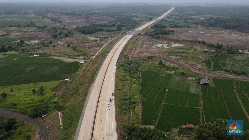 Mobil mentasi di lalan Tol Jakarta-Cikampek (Japek) II Selatan Segmen Sadang-Kutanegara, Jawa Barata, Senin (26/12/2022). (վ/Andrean Kristianto)