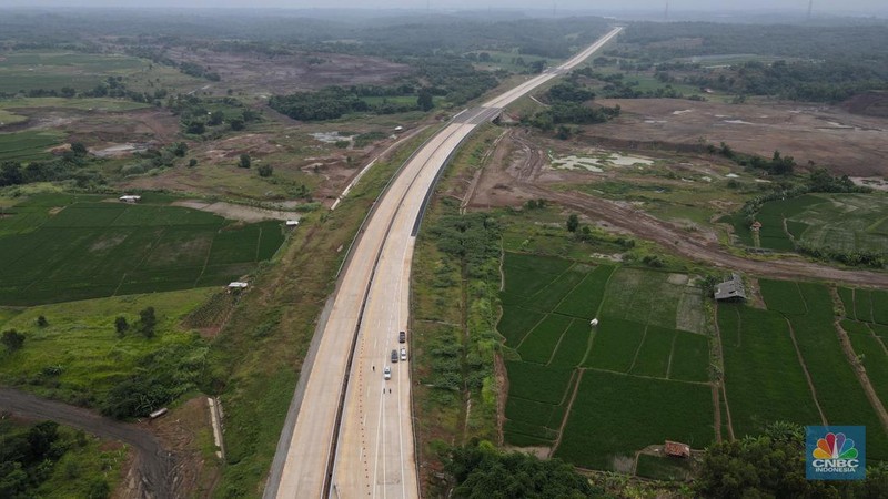 Mobil mentasi di lalan Tol Jakarta-Cikampek (Japek) II Selatan Segmen Sadang-Kutanegara, Jawa Barata, Senin (26/12/2022). (վ/Andrean Kristianto)