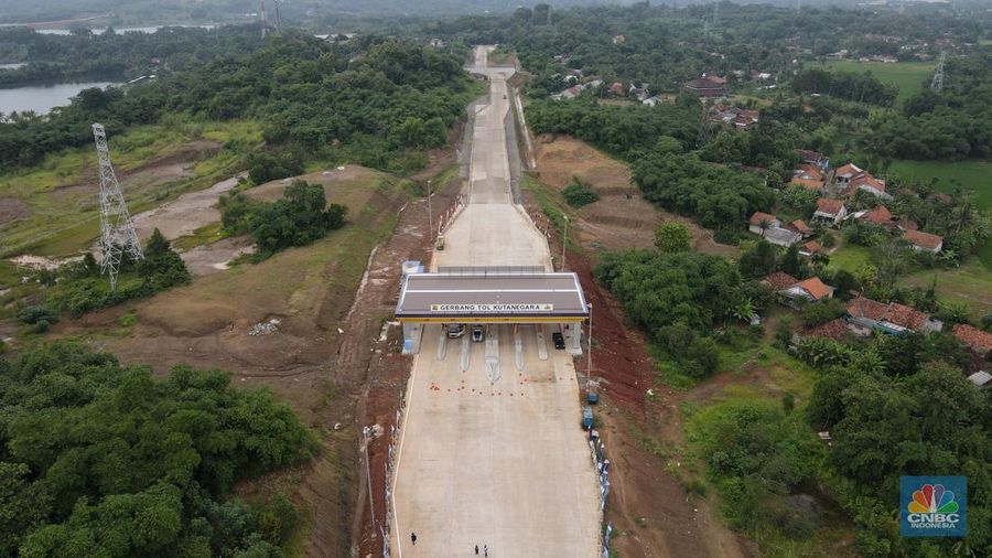 Mobil mentasi di lalan Tol Jakarta-Cikampek (Japek) II Selatan Segmen Sadang-Kutanegara, Jawa Barata, Senin (26/12/2022). (CNBC Indonesia/Andrean Kristianto)