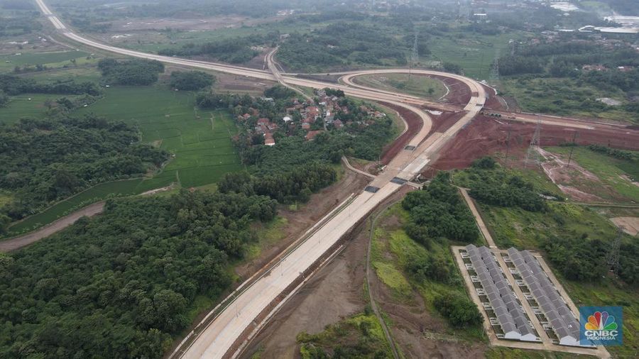 Mobil mentasi di lalan Tol Jakarta-Cikampek (Japek) II Selatan Segmen Sadang-Kutanegara, Jawa Barata, Senin (26/12/2022). (վ/Andrean Kristianto)