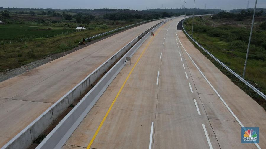 Mobil mentasi di lalan Tol Jakarta-Cikampek (Japek) II Selatan Segmen Sadang-Kutanegara, Jawa Barata, Senin (26/12/2022). (CNBC Indonesia/Andrean Kristianto)