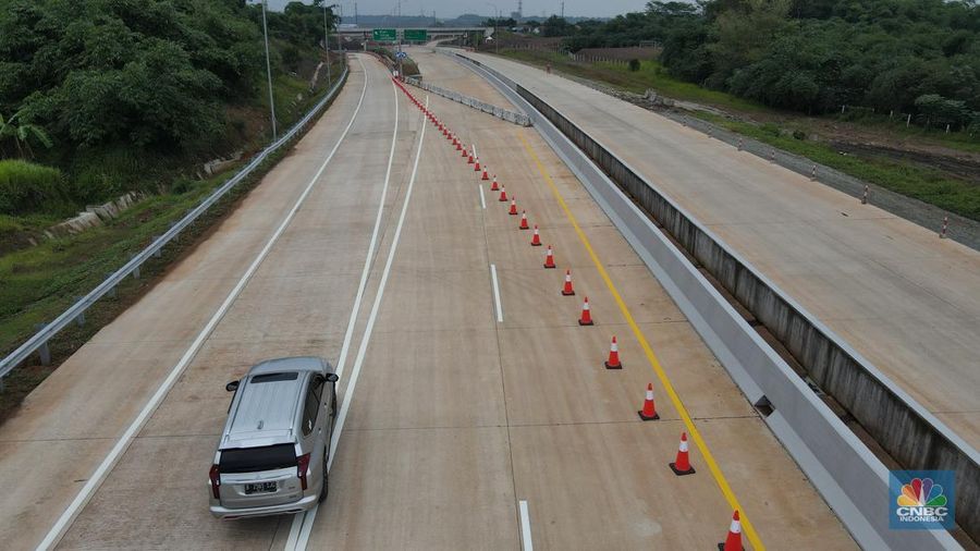 Mobil mentasi di lalan Tol Jakarta-Cikampek (Japek) II Selatan Segmen Sadang-Kutanegara, Jawa Barata, Senin (26/12/2022). (վ/Andrean Kristianto)