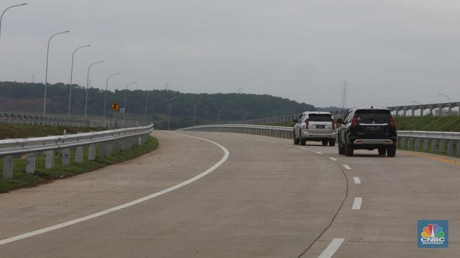 Mobil mentasi di lalan Tol Jakarta-Cikampek (Japek) II Selatan Segmen Sadang-Kutanegara, Jawa Barata, Senin (26/12/2022). (CNBC Indonesia/Andrean Kristianto)