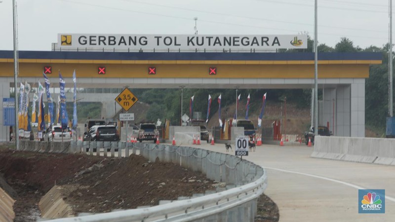 Mobil mentasi di lalan Tol Jakarta-Cikampek (Japek) II Selatan Segmen Sadang-Kutanegara, Jawa Barata, Senin (26/12/2022). (վ/Andrean Kristianto)