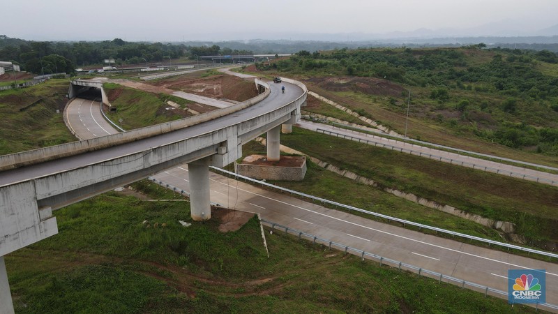 Mobil mentasi di lalan Tol Jakarta-Cikampek (Japek) II Selatan Segmen Sadang-Kutanegara, Jawa Barata, Senin (26/12/2022). (վ/Andrean Kristianto)