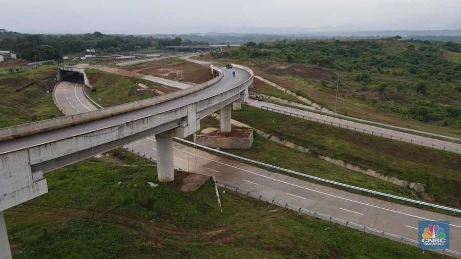 Mobil mentasi di lalan Tol Jakarta-Cikampek (Japek) II Selatan Segmen Sadang-Kutanegara, Jawa Barata, Senin (26/12/2022). (վ/Andrean Kristianto)
