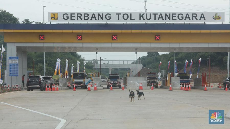 Mobil mentasi di lalan Tol Jakarta-Cikampek (Japek) II Selatan Segmen Sadang-Kutanegara, Jawa Barata, Senin (26/12/2022). (CNBC Indonesia/Andrean Kristianto)