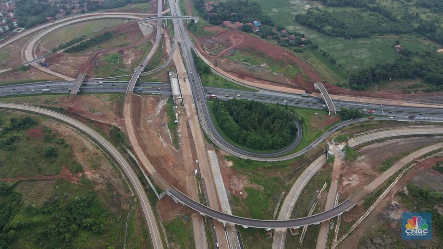 Mobil mentasi di lalan Tol Jakarta-Cikampek (Japek) II Selatan Segmen Sadang-Kutanegara, Jawa Barata, Senin (26/12/2022). (վ/Andrean Kristianto)