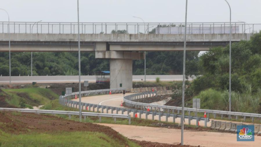 Mobil mentasi di lalan Tol Jakarta-Cikampek (Japek) II Selatan Segmen Sadang-Kutanegara, Jawa Barata, Senin (26/12/2022). (CNBC Indonesia/Andrean Kristianto)