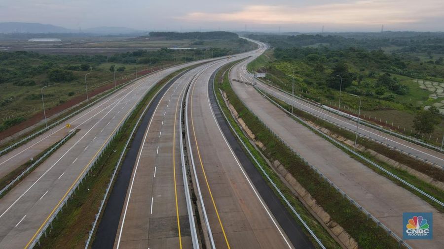 Mobil mentasi di lalan Tol Jakarta-Cikampek (Japek) II Selatan Segmen Sadang-Kutanegara, Jawa Barata, Senin (26/12/2022). (վ/Andrean Kristianto)