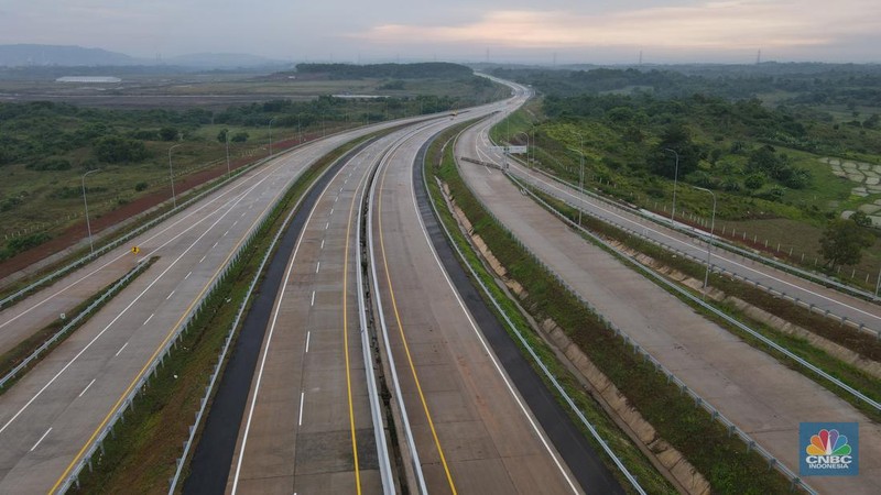 Mobil mentasi di lalan Tol Jakarta-Cikampek (Japek) II Selatan Segmen Sadang-Kutanegara, Jawa Barata, Senin (26/12/2022). (վ/Andrean Kristianto)