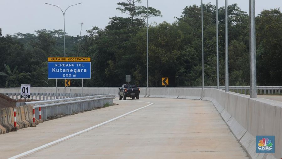 Mobil mentasi di lalan Tol Jakarta-Cikampek (Japek) II Selatan Segmen Sadang-Kutanegara, Jawa Barata, Senin (26/12/2022). (վ/Andrean Kristianto)