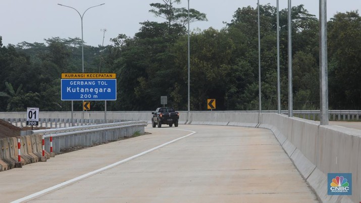 Mobil mentasi di lalan Tol Jakarta-Cikampek (Japek) II Selatan Segmen Sadang-Kutanegara, Jawa Barata, Senin (26/12/2022). Mobil mentasi di lalan Tol Jakarta-Cikampek (Japek) II Selatan Segmen Sadang-Kutanegara, Jawa Barata, Senin (26/12/2022). (CNBC Indonesia/Andrean Kristianto)