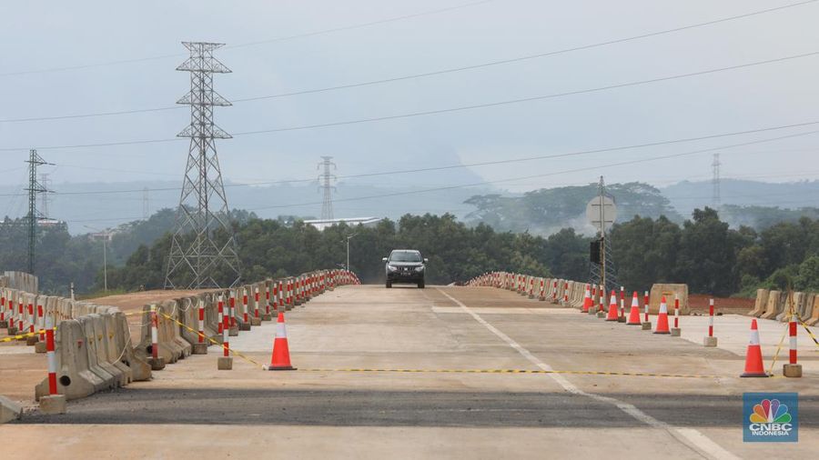Mobil mentasi di lalan Tol Jakarta-Cikampek (Japek) II Selatan Segmen Sadang-Kutanegara, Jawa Barata, Senin (26/12/2022). (CNBC Indonesia/Andrean Kristianto)