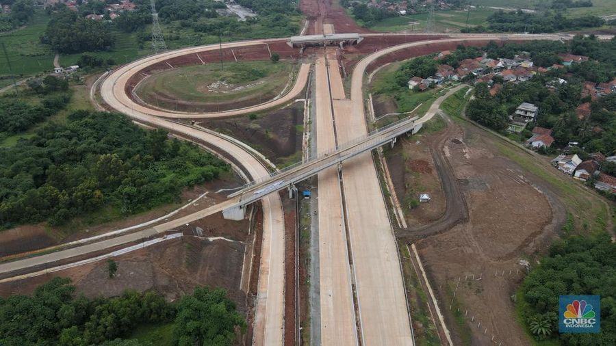 Mobil mentasi di lalan Tol Jakarta-Cikampek (Japek) II Selatan Segmen Sadang-Kutanegara, Jawa Barata, Senin (26/12/2022). (CNBC Indonesia/Andrean Kristianto)