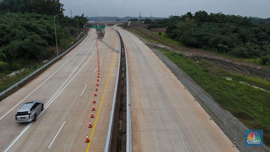 Mobil mentasi di lalan Tol Jakarta-Cikampek (Japek) II Selatan Segmen Sadang-Kutanegara, Jawa Barata, Senin (26/12/2022). (վ/Andrean Kristianto)