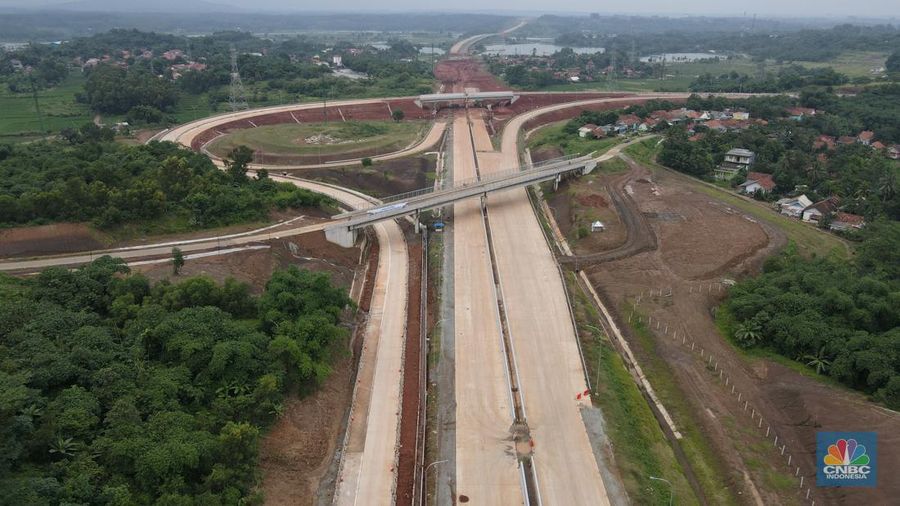 Mobil mentasi di lalan Tol Jakarta-Cikampek (Japek) II Selatan Segmen Sadang-Kutanegara, Jawa Barata, Senin (26/12/2022). (վ/Andrean Kristianto)
