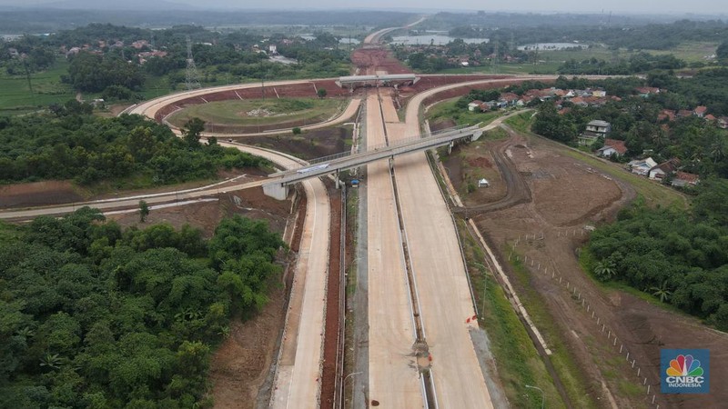 Mobil mentasi di lalan Tol Jakarta-Cikampek (Japek) II Selatan Segmen Sadang-Kutanegara, Jawa Barata, Senin (26/12/2022). (վ/Andrean Kristianto)