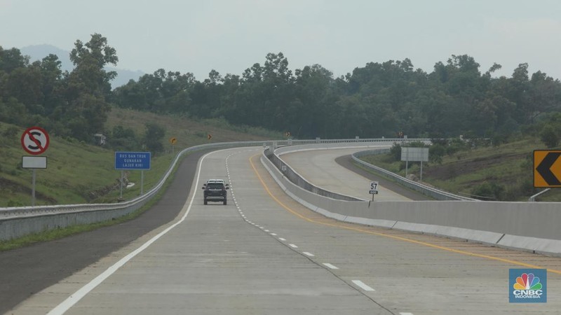 Mobil mentasi di lalan Tol Jakarta-Cikampek (Japek) II Selatan Segmen Sadang-Kutanegara, Jawa Barata, Senin (26/12/2022). (վ/Andrean Kristianto)