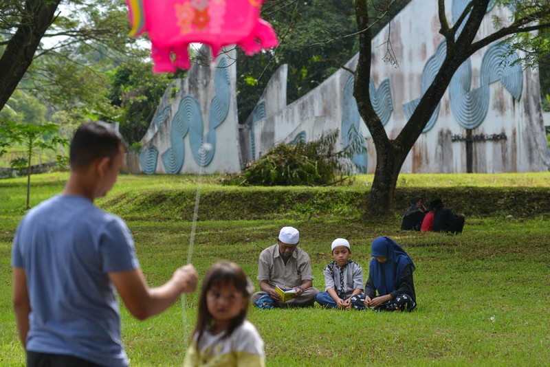 Seorang wanita berdoa di kuburan massal korban untuk memperingati 18 tahun tsunami Boxing Day 2004, di Banda Aceh pada 26 Desember 2022. Seorang wanita berdoa di kuburan massal korban untuk memperingati 18 tahun tsunami Boxing Day 2004, di Banda Aceh pada 26 Desember 2022. (PCHAIDEER MAHYUDDIN / AFP)