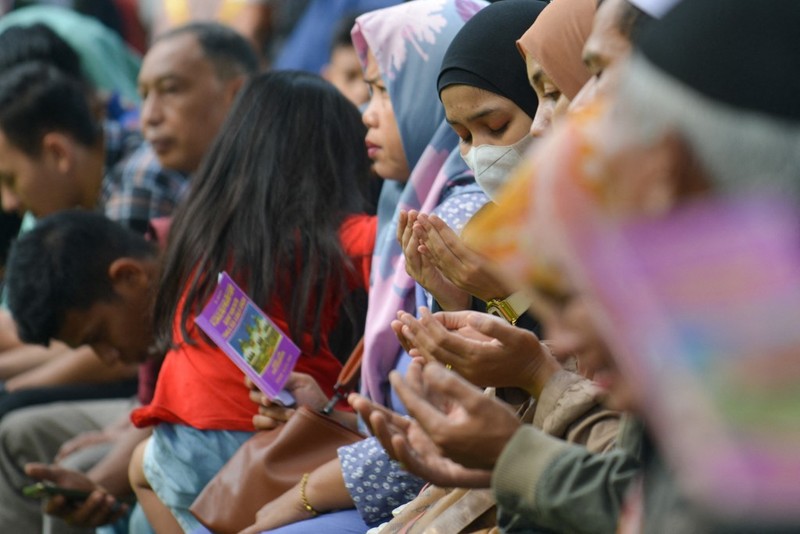 Seorang wanita berdoa di kuburan massal korban untuk memperingati 18 tahun tsunami Boxing Day 2004, di Banda Aceh pada 26 Desember 2022. Seorang wanita berdoa di kuburan massal korban untuk memperingati 18 tahun tsunami Boxing Day 2004, di Banda Aceh pada 26 Desember 2022. (PCHAIDEER MAHYUDDIN / AFP)