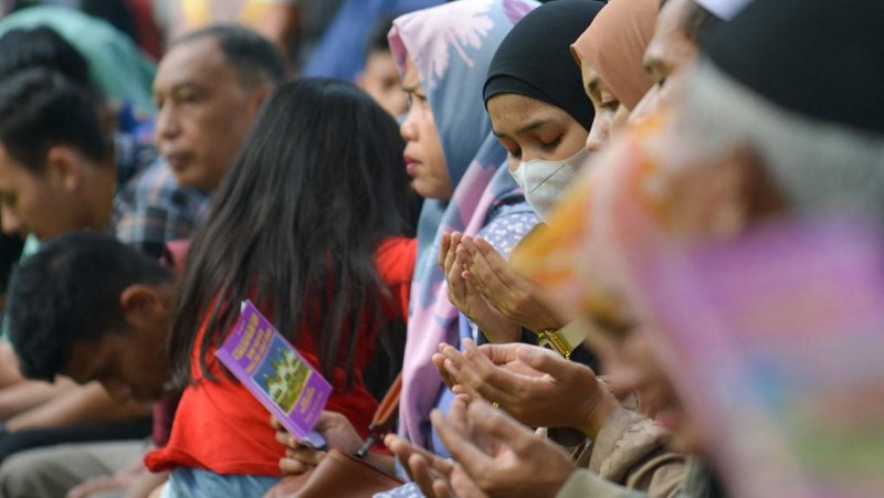 Seorang wanita berdoa di kuburan massal korban untuk memperingati 18 tahun tsunami Boxing Day 2004, di Banda Aceh pada 26 Desember 2022. (PCHAIDEER MAHYUDDIN / AFP)