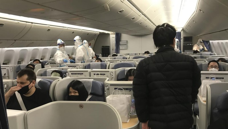 Pelancong yang masuk menunggu berjam-jam untuk naik bus untuk berangkat ke hotel dan fasilitas karantina dari Bandara Guangzhou Baiyun di provinsi Guangdong, China selatan pada 25 Desember 2022. China akan mencabut persyaratan karantina COVID-19 untuk penumpang yang datang dari luar negeri mulai 8 Januari 2020. Komisi Kesehatan Nasional mengumumkan pada Senin, 26 Desember 2022 dalam pelonggaran terbaru dari langkah-langkah pengendalian virus yang dulu ketat di negara itu. (AP Photo/Emily Wang Fujiyama)