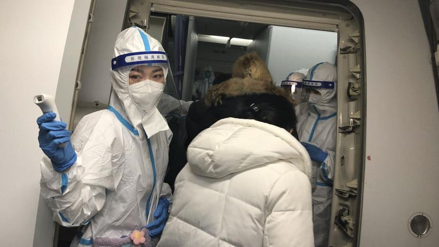 Pelancong yang masuk menunggu berjam-jam untuk naik bus untuk berangkat ke hotel dan fasilitas karantina dari Bandara Guangzhou Baiyun di provinsi Guangdong, China selatan pada 25 Desember 2022. China akan mencabut persyaratan karantina COVID-19 untuk penumpang yang datang dari luar negeri mulai 8 Januari 2020. Komisi Kesehatan Nasional mengumumkan pada Senin, 26 Desember 2022 dalam pelonggaran terbaru dari langkah-langkah pengendalian virus yang dulu ketat di negara itu. (AP Photo/Emily Wang Fujiyama)