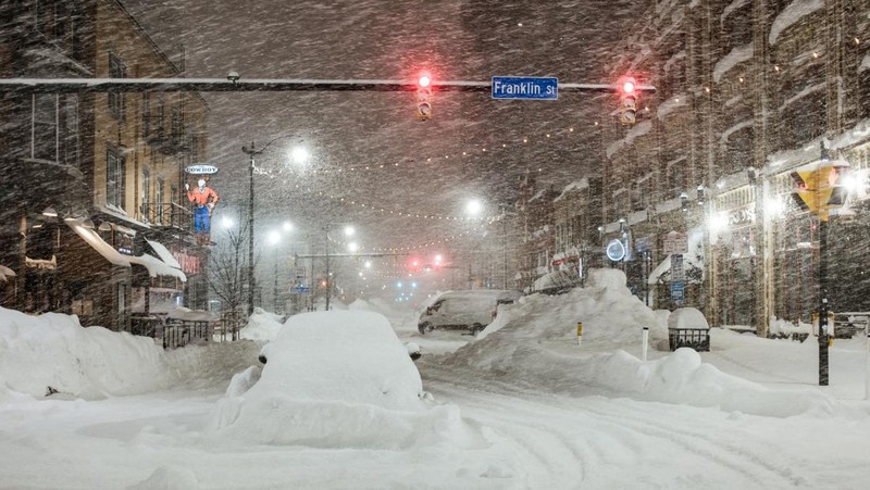 Badai musim dingin dahsyat yang membekukan sebagian besar wilayah timur Amerika Serikat. (AFP via Getty Images/JOED VIERA)