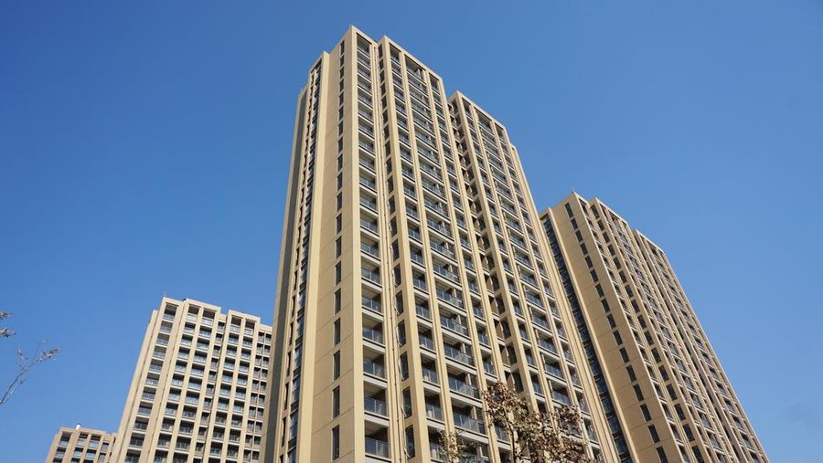COVID-19 di China kembali melonjak. Otoritas China pun harus menambah tempat karantina pasien COVID-19, salah satunya di kawasan apartemen tanpa penghuni. (Future Publishing via Getty Images)