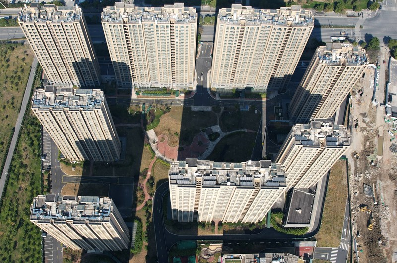 COVID-19 di China kembali melonjak. Otoritas China pun harus menambah tempat karantina pasien COVID-19, salah satunya di kawasan apartemen tanpa penghuni. (Future Publishing via Getty Images)