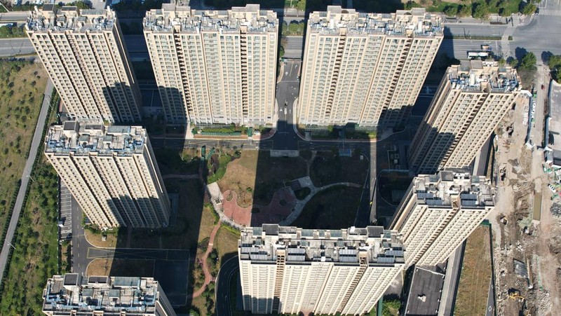 COVID-19 di China kembali melonjak. Otoritas China pun harus menambah tempat karantina pasien COVID-19, salah satunya di kawasan apartemen tanpa penghuni. (Future Publishing via Getty Images)