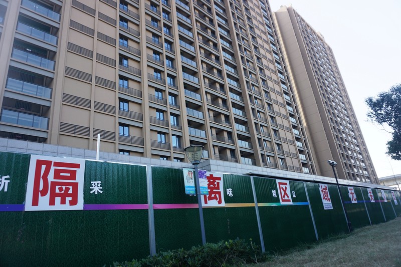 COVID-19 di China kembali melonjak. Otoritas China pun harus menambah tempat karantina pasien COVID-19, salah satunya di kawasan apartemen tanpa penghuni. (Future Publishing via Getty Images) COVID-19 di China kembali melonjak. Otoritas China pun harus menambah tempat karantina pasien COVID-19, salah satunya di kawasan apartemen tanpa penghuni. (Future Publishing via Getty Images)