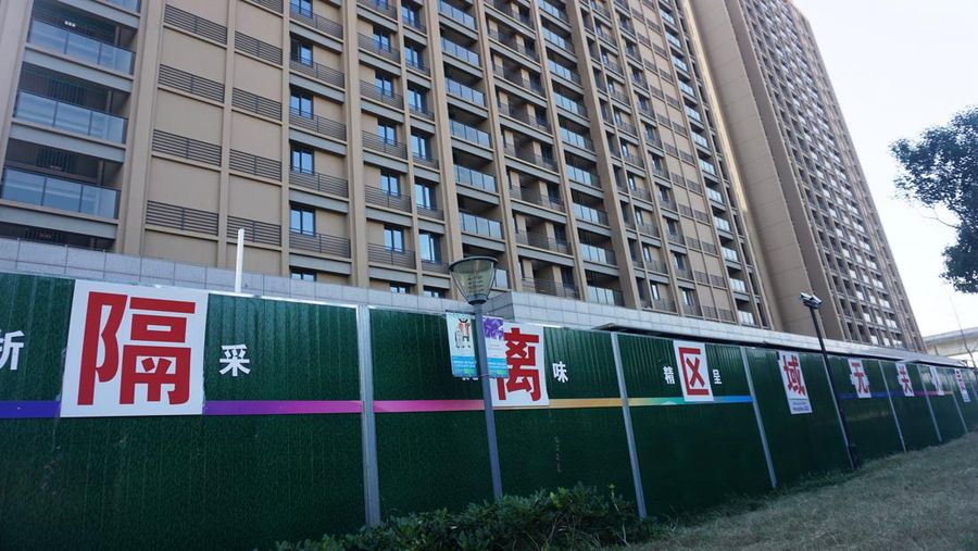 COVID-19 di China kembali melonjak. Otoritas China pun harus menambah tempat karantina pasien COVID-19, salah satunya di kawasan apartemen tanpa penghuni. (Future Publishing via Getty Images)