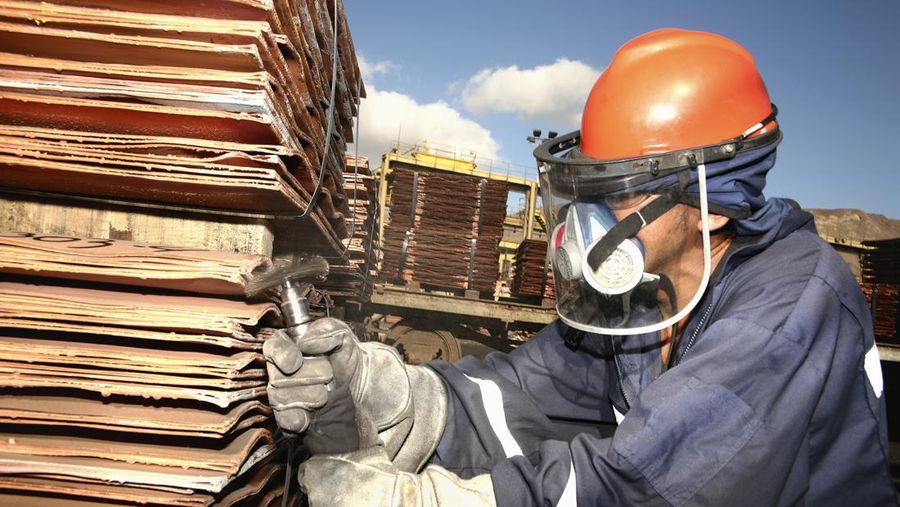 Katoda Tembaga di Escondida, Chile. (Getty Images/Construction Photography/Avalon)
